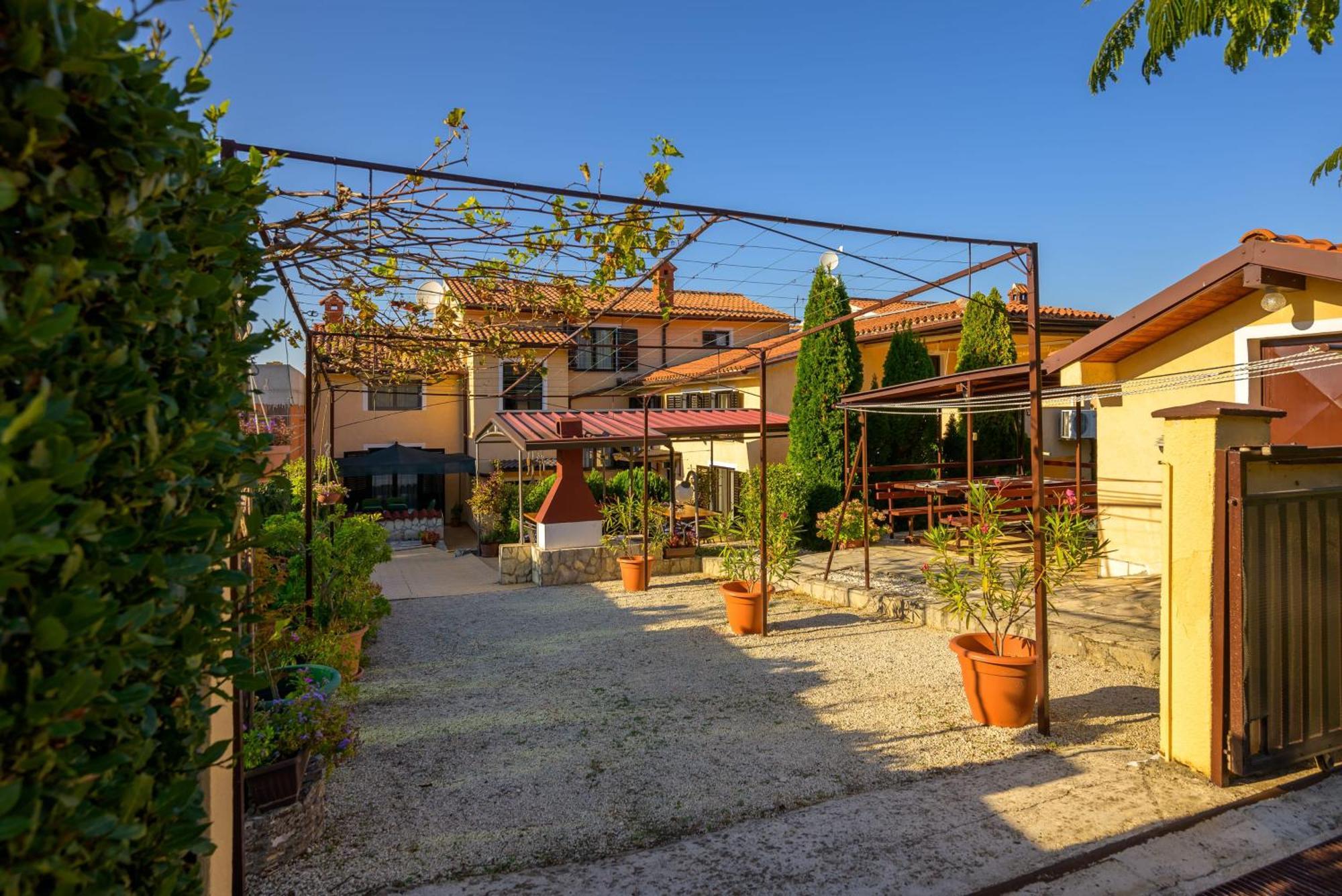 Wohnung In Pula Mit Privatem Parkplatz Štinjan Exterior foto